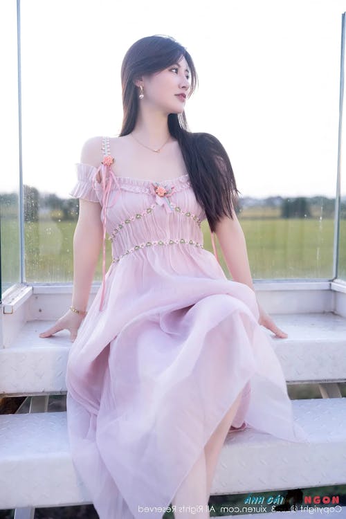 Kiki 诗诗 – Siêu Phẩm Chân Dài, Yểu Điệu Váy Hồng, Mông Tròn Căng Mẩy 