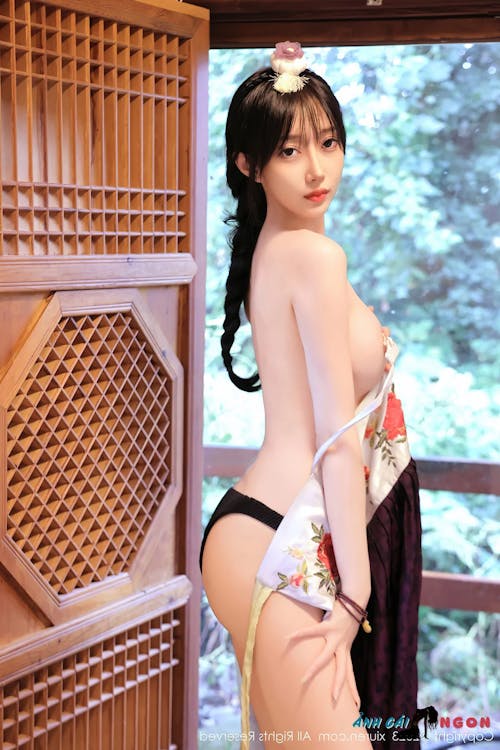 Hotgirl Ngọc Nhi 玥儿玥 Khoe Đùi Thon, Lấp Ló Trong Bộ Kimono Mỏng Nhẹ