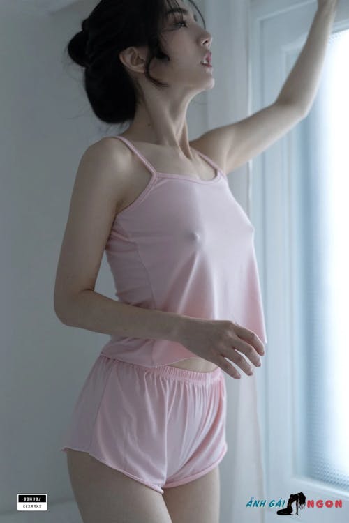Nàng Thơ Ray 레이 E Ấp Bên Giường, Núm Vú Ẩn Hiện Đầy Mê Hoặc