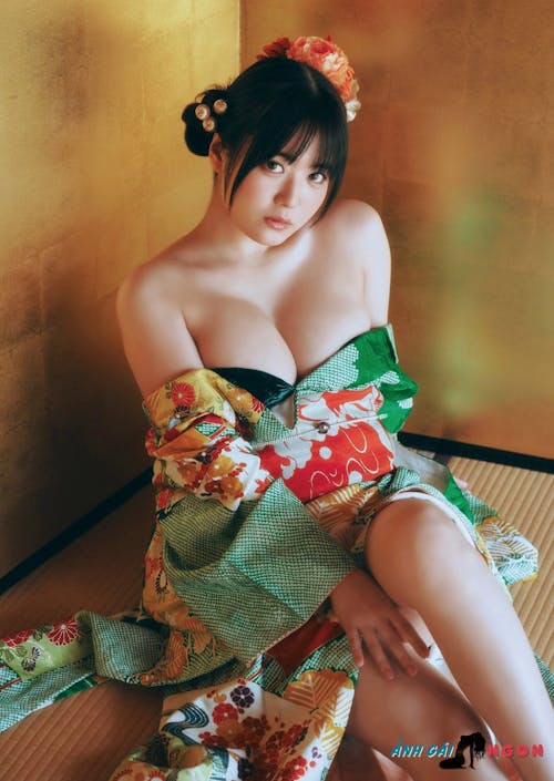 Umi Shinonome 東雲うみ: Kimono Đỏ Ép Vú Căng Tròn, Vẻ Sexy Đầy 'Ma Mị'
